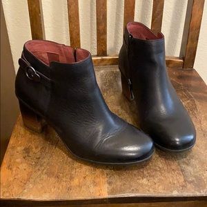 Dansko Perry black ankle boot